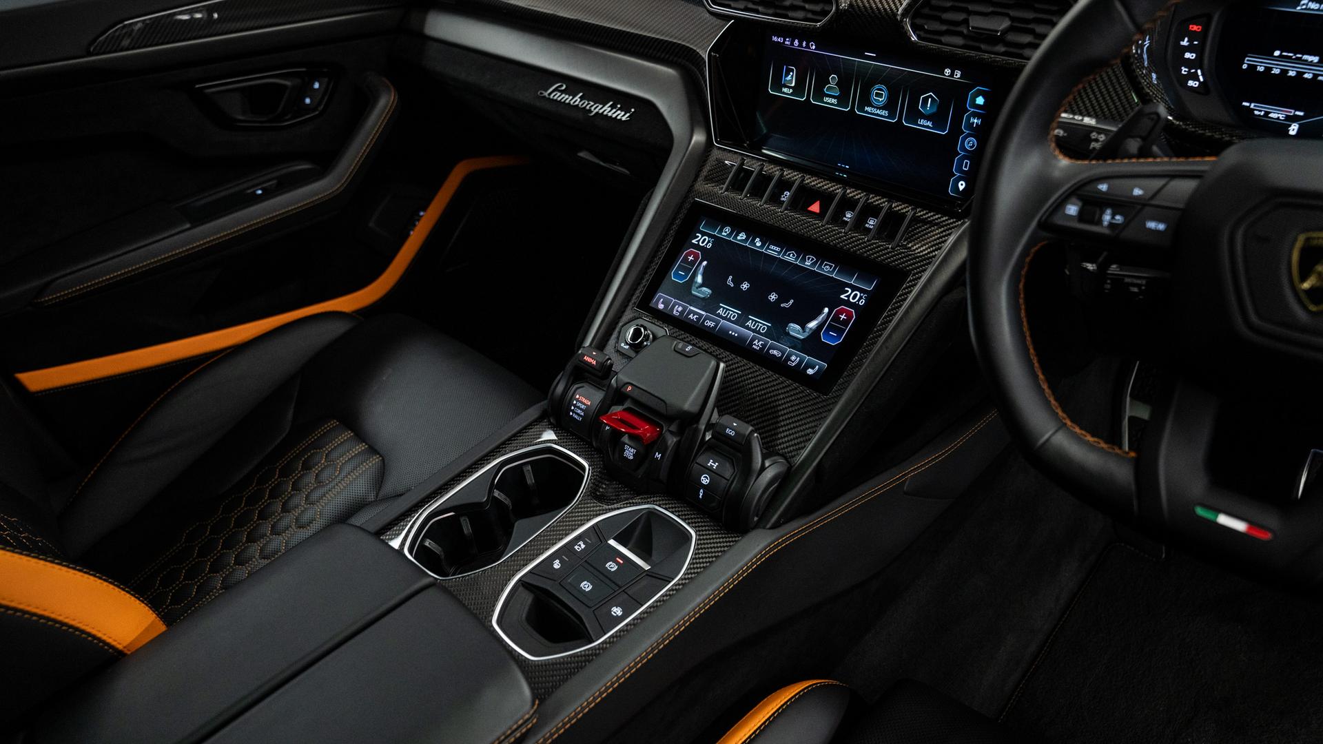 LAMBORGHINI Urus Photo 6f3fa16e-9cdd-40e0-beb8-84a2cd3a2383.jpg