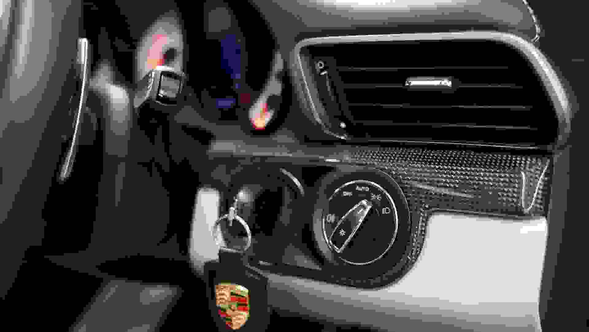 Porsche 911 Photo 6f8f24fc-fb7a-41a5-af05-b95e85863dd7.jpg