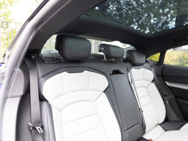 PORSCHE Taycan Photo 9