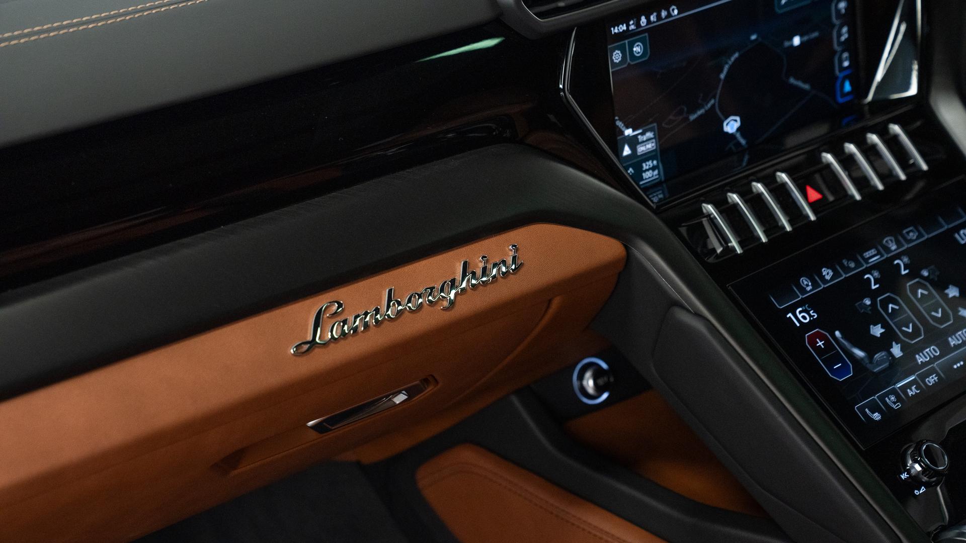 LAMBORGHINI Urus Photo 6fc6a187-dd67-4827-a0c7-d6058090d16e.jpg