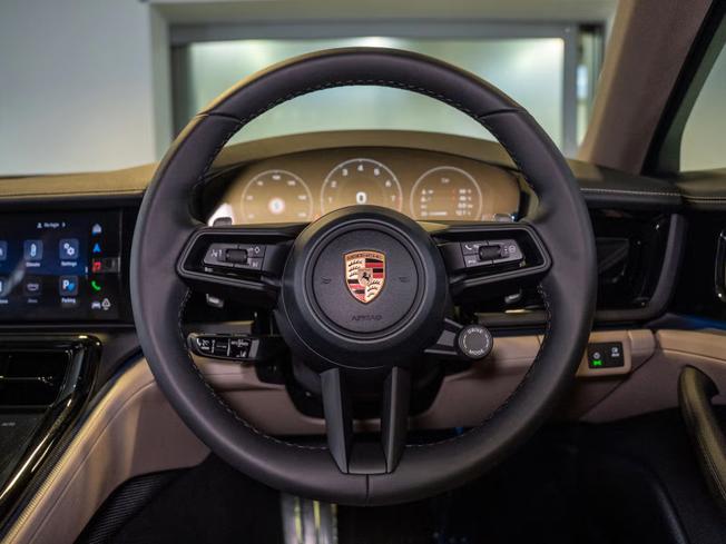 PORSCHE Panamera Photo 16