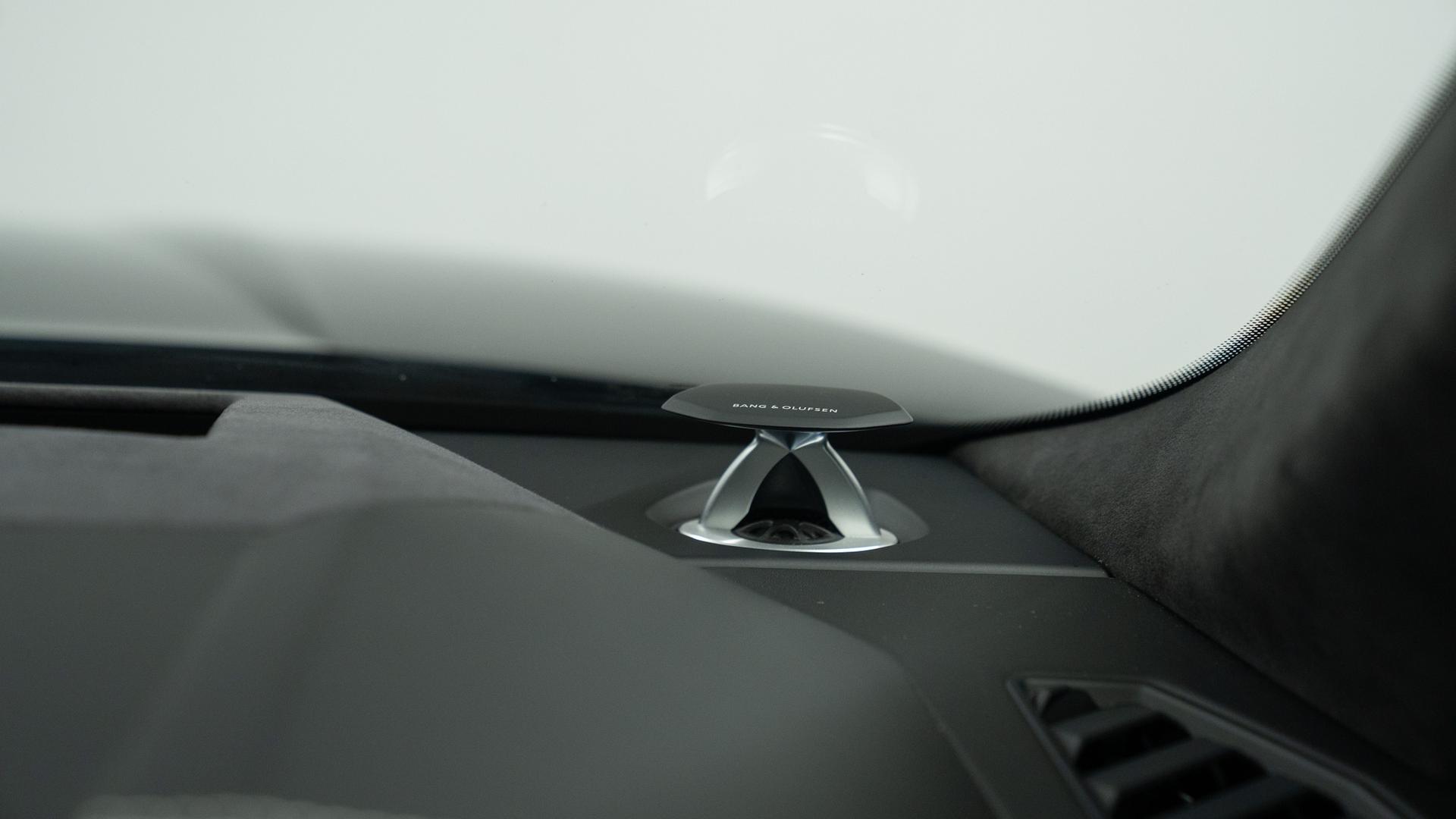 LAMBORGHINI Urus Photo 70049b3d-52ab-417e-9f2d-0b2570b86bec.jpg