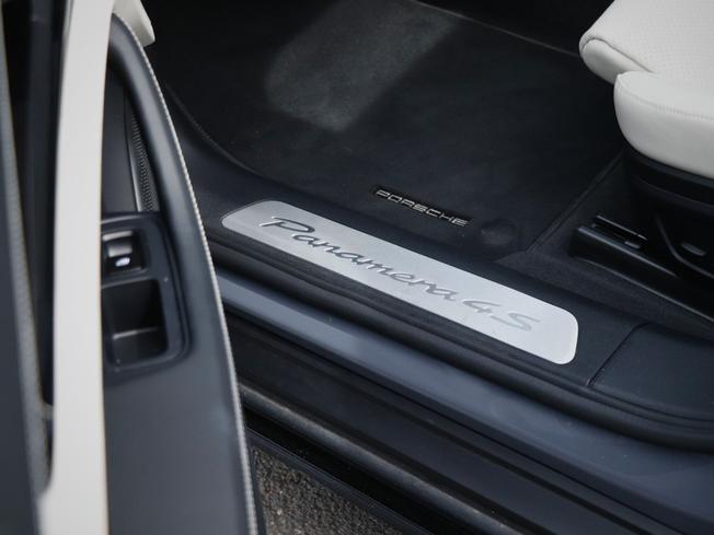 PORSCHE Panamera Photo 21