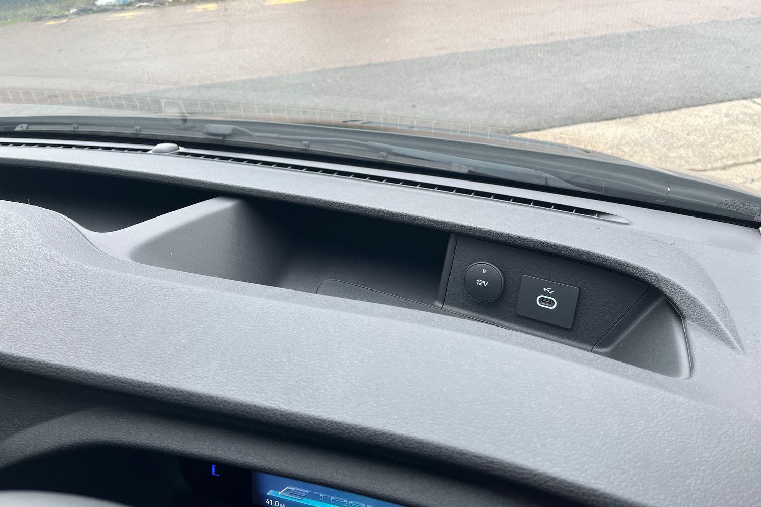 Ford E-TRANSIT Photo 26