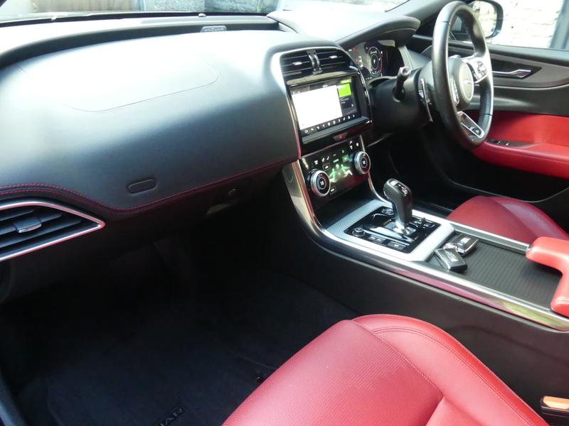Jaguar XE Photo 70949318-35b5-435b-bcd1-d29237ee4f06.jpg