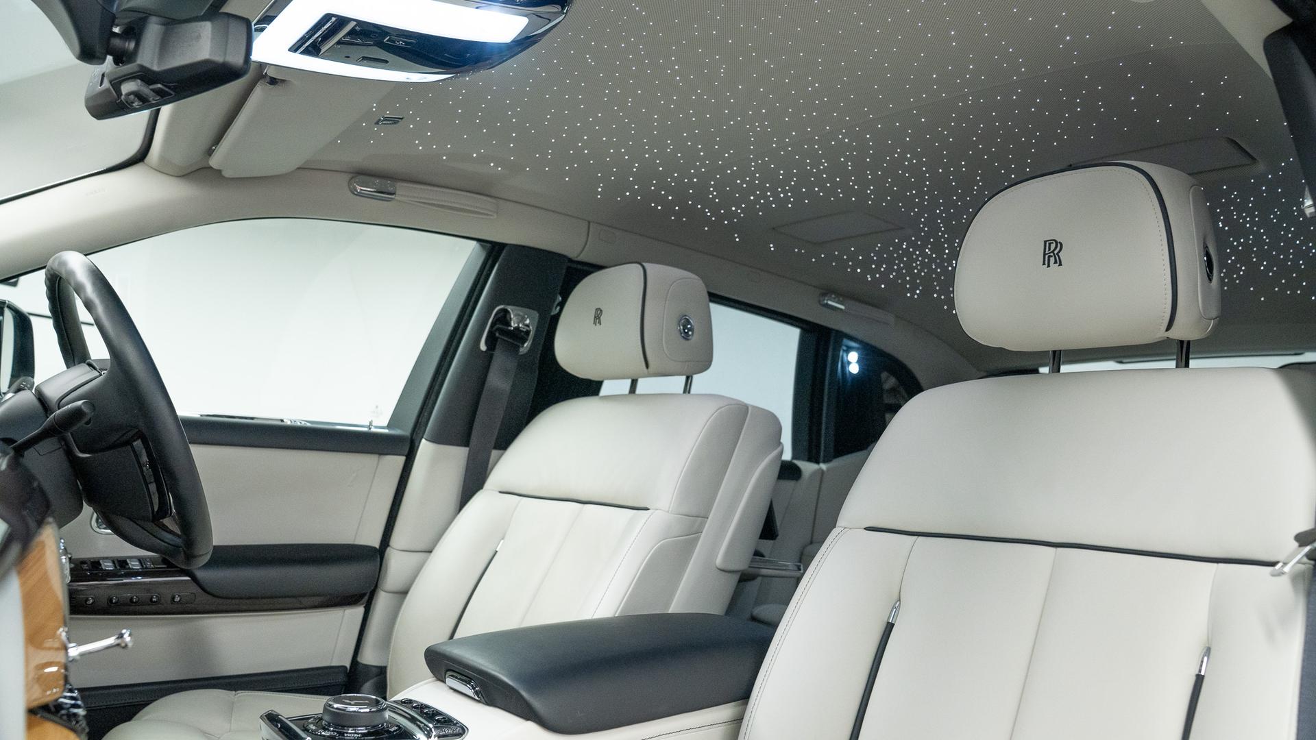 Rolls-Royce Phantom Photo 70c5ce37-0890-48b4-b67e-f98e2b6ad8be.jpg