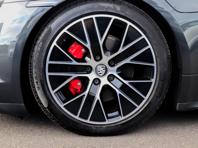 PORSCHE Taycan Photo 4