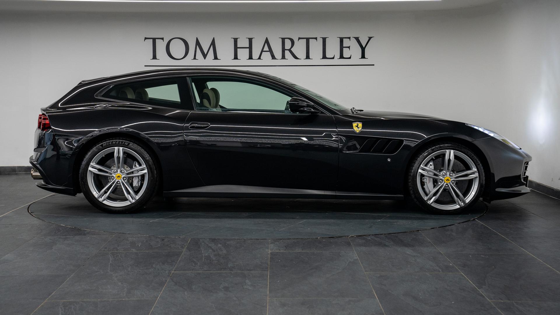 Ferrari GTC4Lusso Photo 70e29560-e9ab-4e18-96f9-26b851287c87.jpg