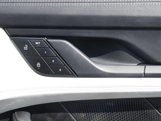 PORSCHE Taycan Photo 19