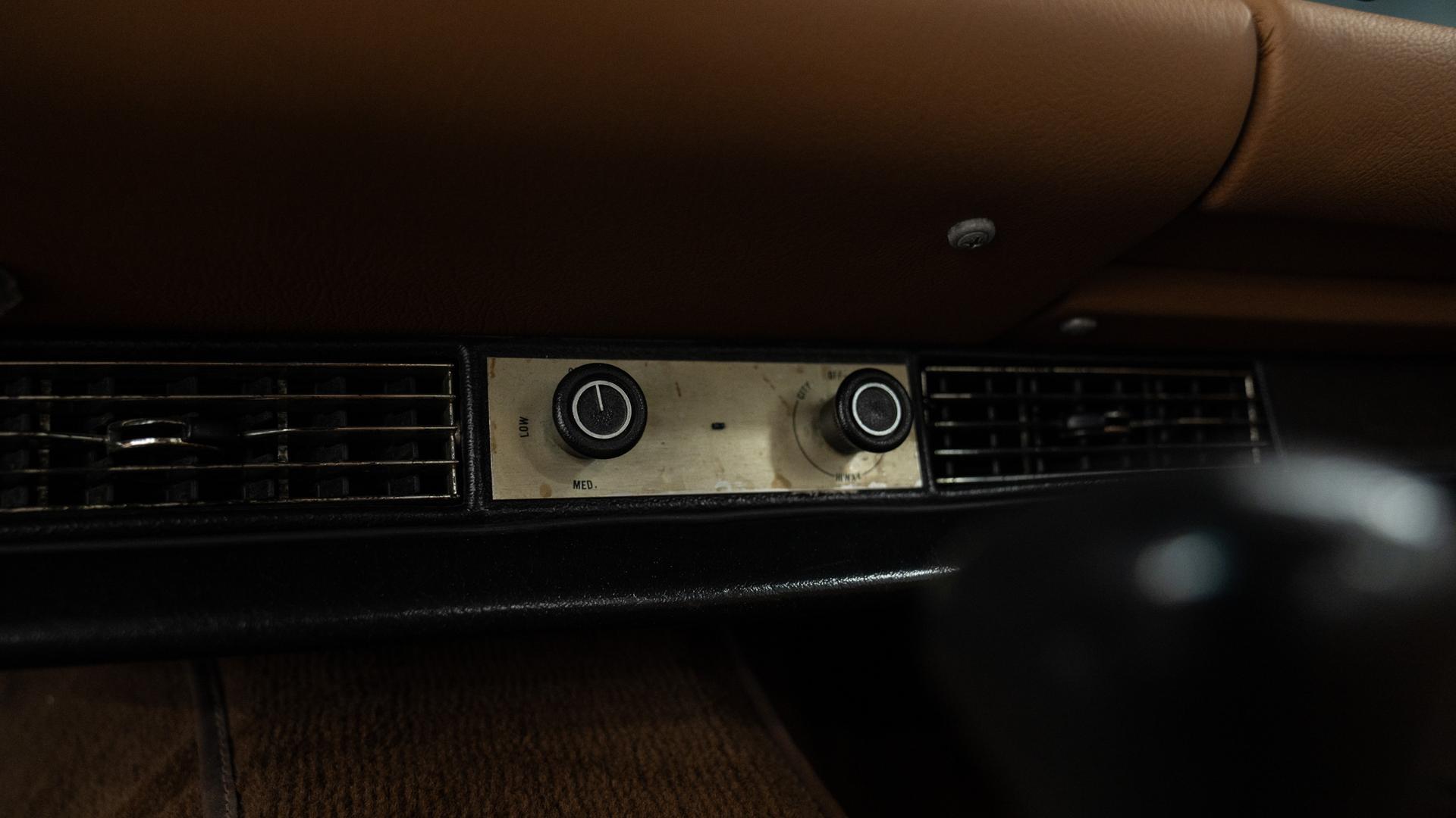 Mercedes-Benz 280 SL Photo 70f4f59d-28e7-4b2d-9242-156f4501067e.jpg
