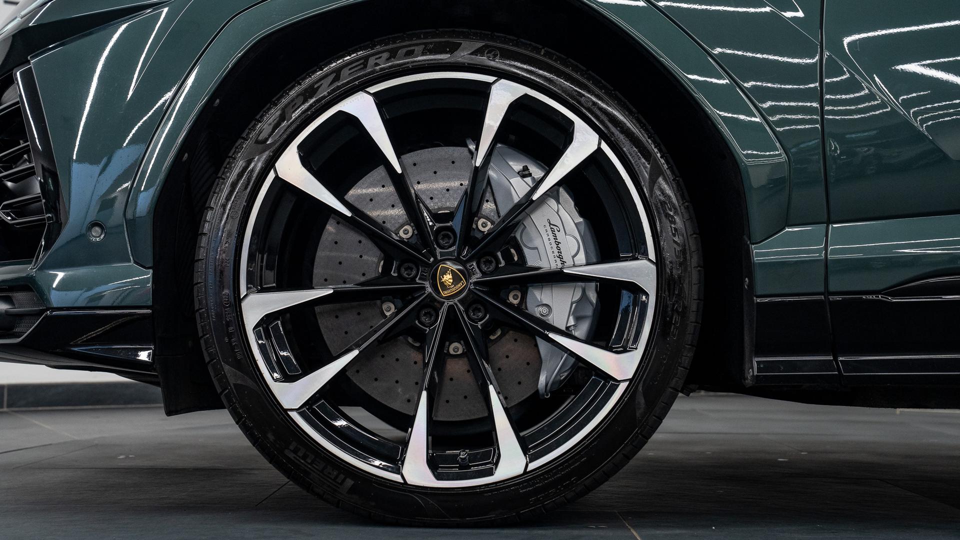 LAMBORGHINI Urus Photo 71284e71-6845-4235-a66b-3f51b613f456.jpg