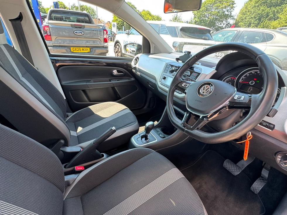 Volkswagen up! Photo 718b4035-d8d7-455d-b5a1-3c359b5fbd7f.jpeg