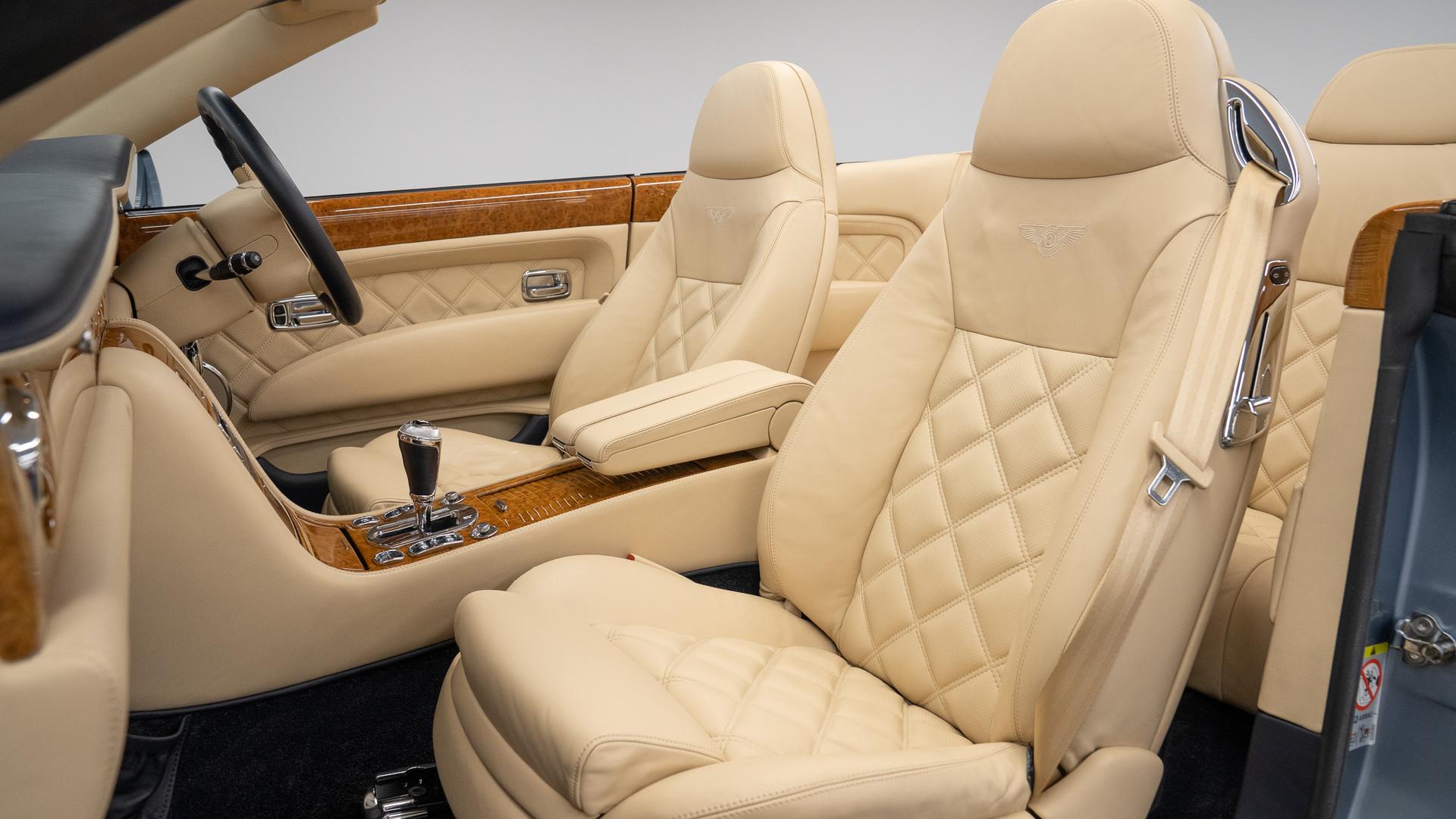 Bentley Azure T Photo 71a278da-3c74-43b3-985c-0bba95271124.jpg