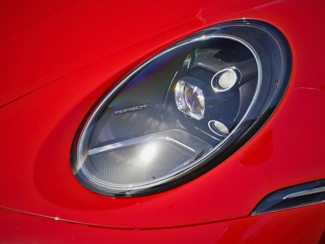 PORSCHE 911 Photo 8