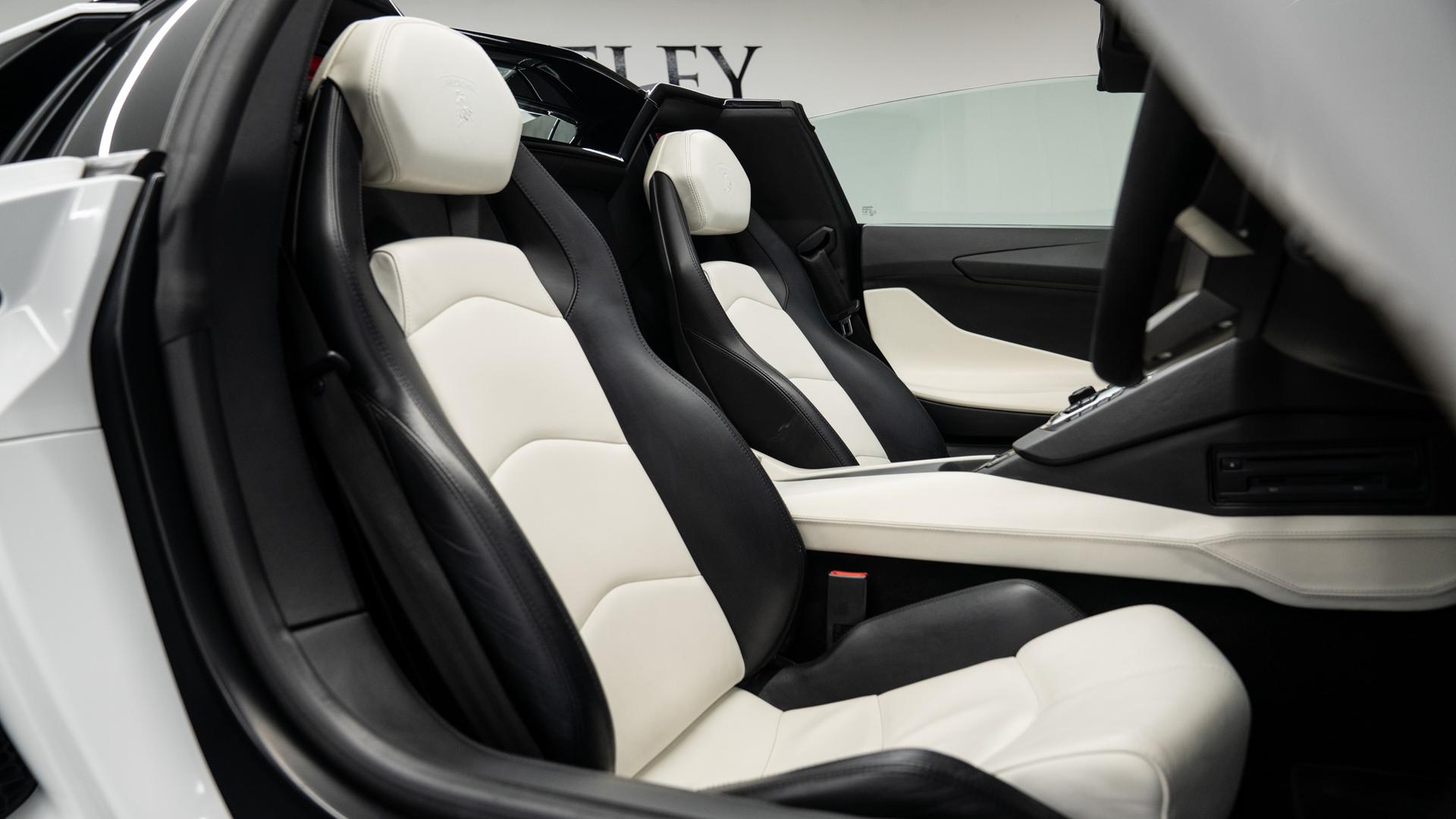 LAMBORGHINI Aventador Photo 71f1f7c4-4a77-4741-bbba-1a6404140462.jpg