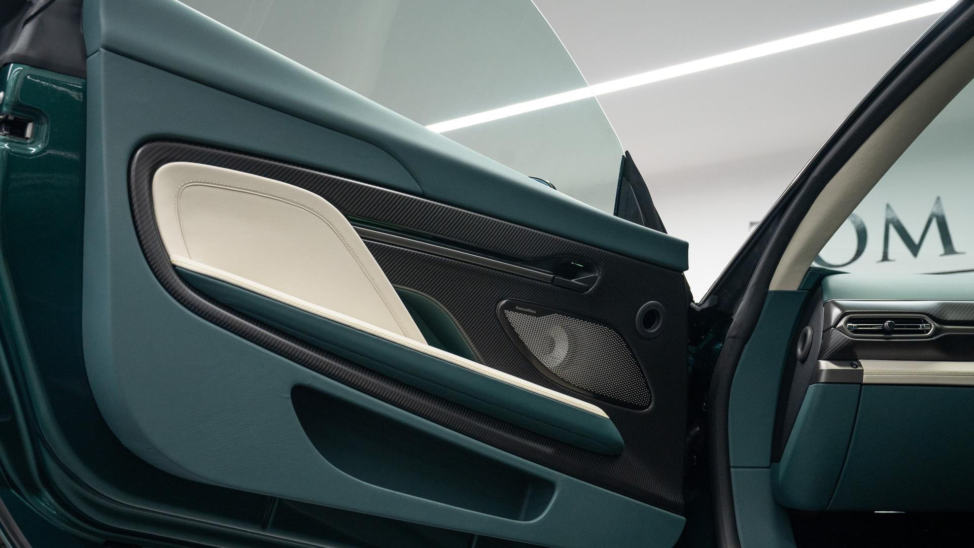 Aston Martin Vanquish Photo 71fe0b2e-04f4-4b3f-b849-8b15a0cd58f8.jpg