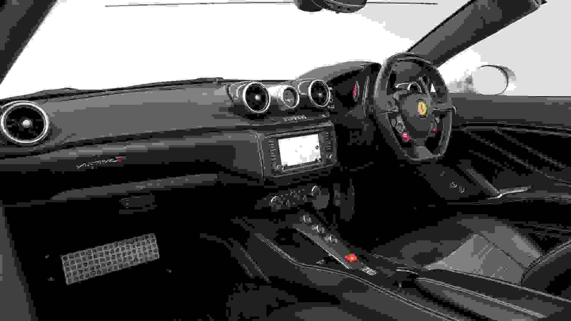 Ferrari CALIFORNIA Photo 723d0f62-8111-4609-b2c6-e31649853790.jpg