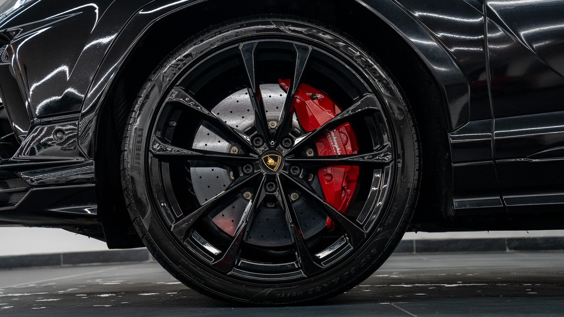 LAMBORGHINI Urus Photo 725d234a-ac8f-4439-b1b2-a18afd36b392.jpg