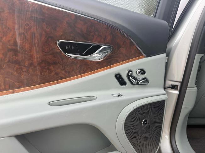 BENTLEY Flying Spur Photo 25