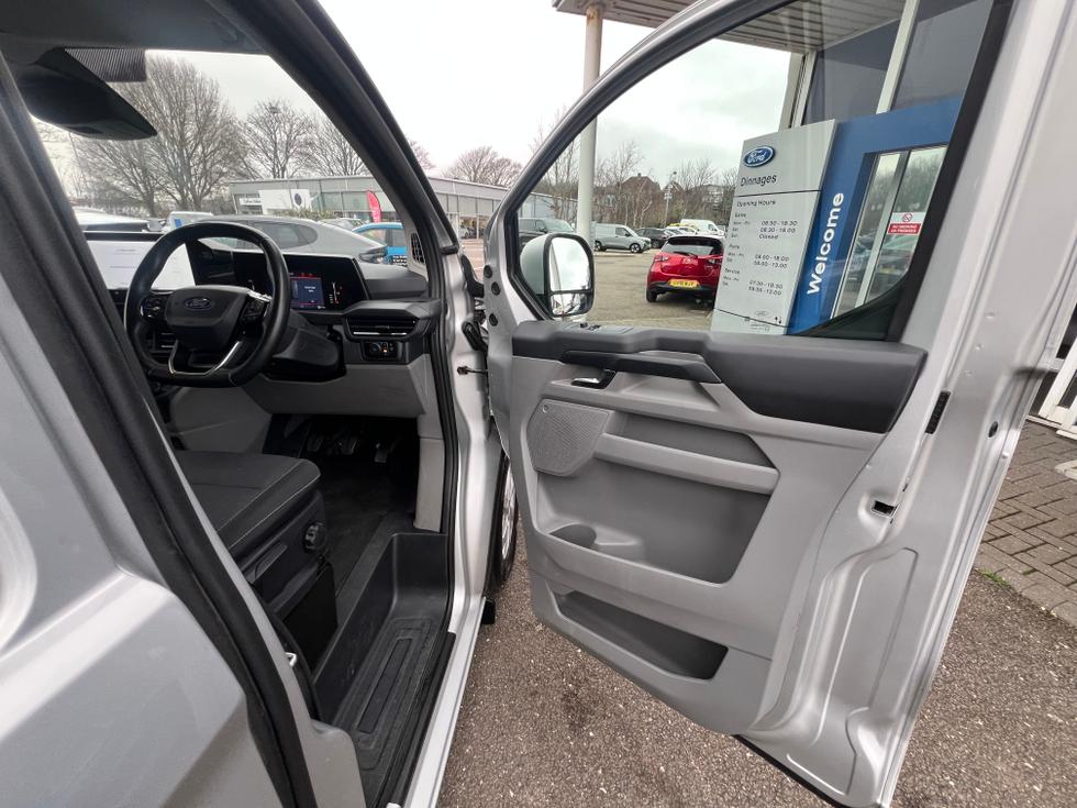 Ford Transit Custom Photo 72a57b1b-a21e-4991-ac31-d9362d9ff66f.jpeg