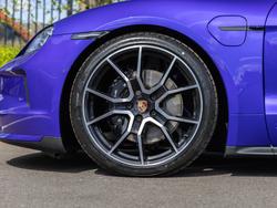 PORSCHE Taycan Photo 4