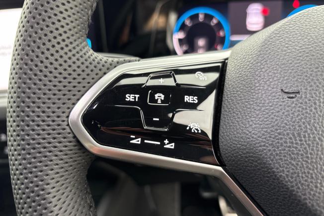 VOLKSWAGEN Golf Photo 16