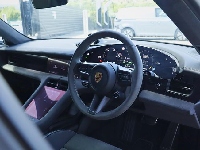 PORSCHE Taycan Photo 18
