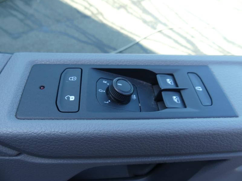 Volkswagen Transporter Shuttle Photo 74218b9b-5b74-4398-8f29-1b66f0fc65d1.jpg