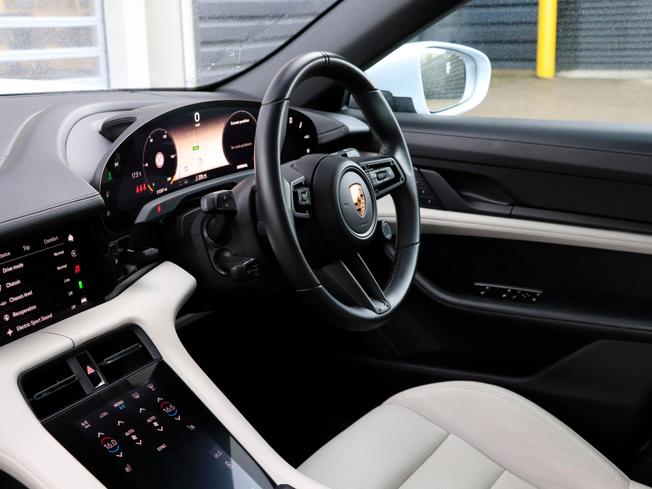 Porsche TAYCAN Photo 31