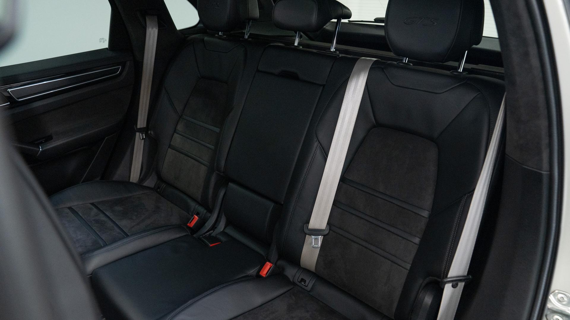 Porsche Cayenne Photo 74ac86b2-cc26-41ab-9186-d92d1db9525a.jpg