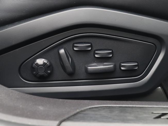 PORSCHE Taycan Photo 14