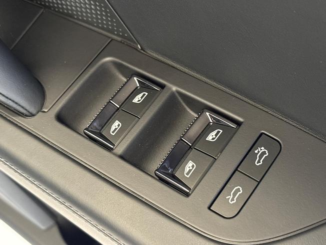 Porsche Cayenne Electric Photo 38
