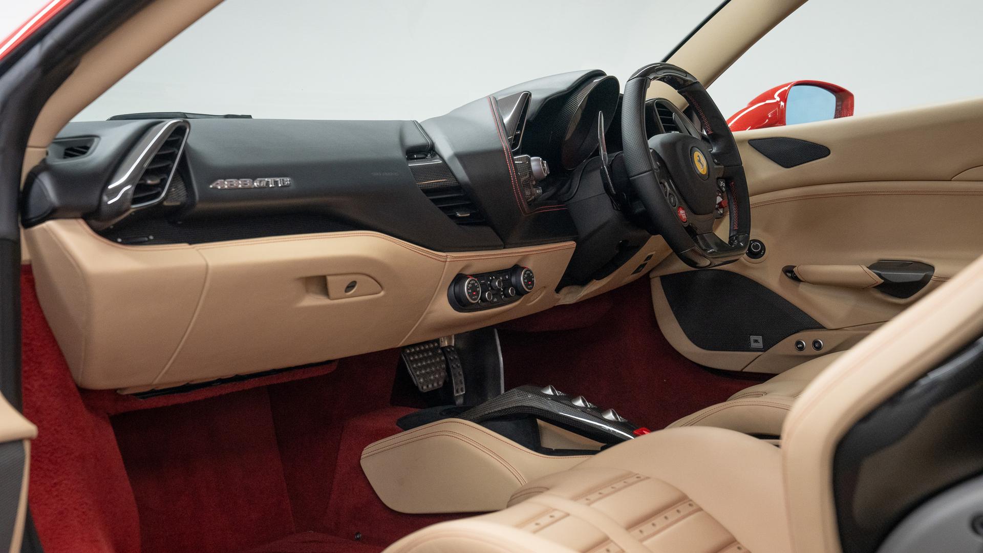 Ferrari 488 Photo 751067a7-b719-49ce-8e92-d5b23affa5dc.jpg