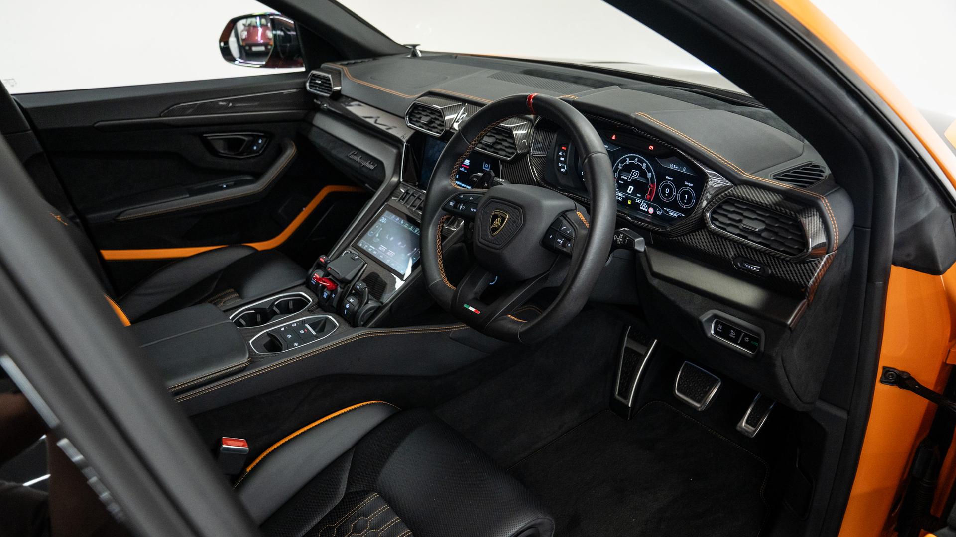 LAMBORGHINI Urus Photo 75192250-7da9-467b-8302-5575817dc360.jpg
