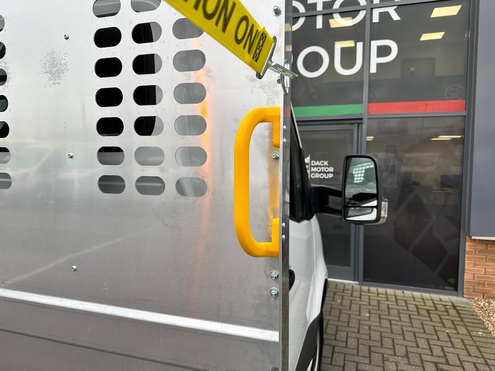 Mercedes-Benz Sprinter Photo 753aa8f6-c352-4586-a346-87d8a2aeea1a.jpg