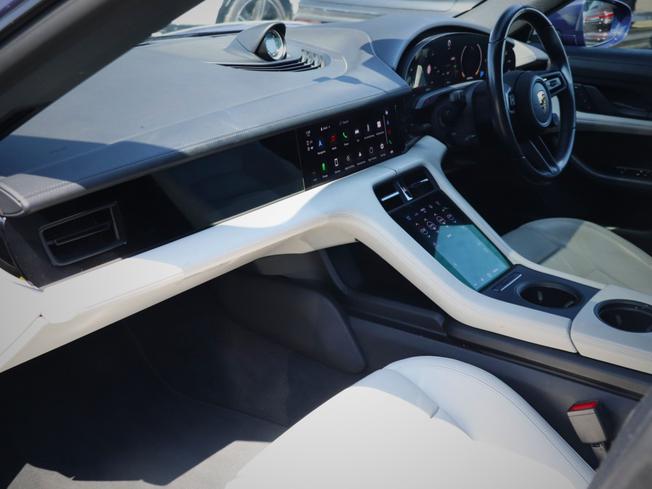 PORSCHE Taycan Photo 19