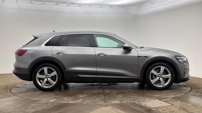 AUDI e-tron Photo 4