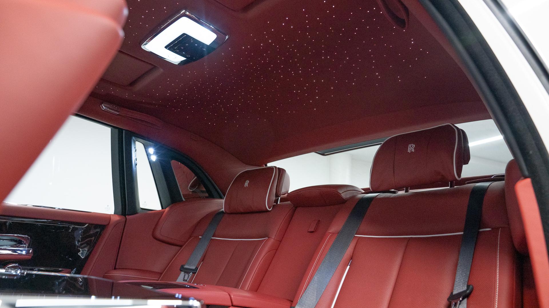 Rolls-Royce Phantom Photo 75718650-954d-41c1-96f7-55cbb9d875c3.jpg