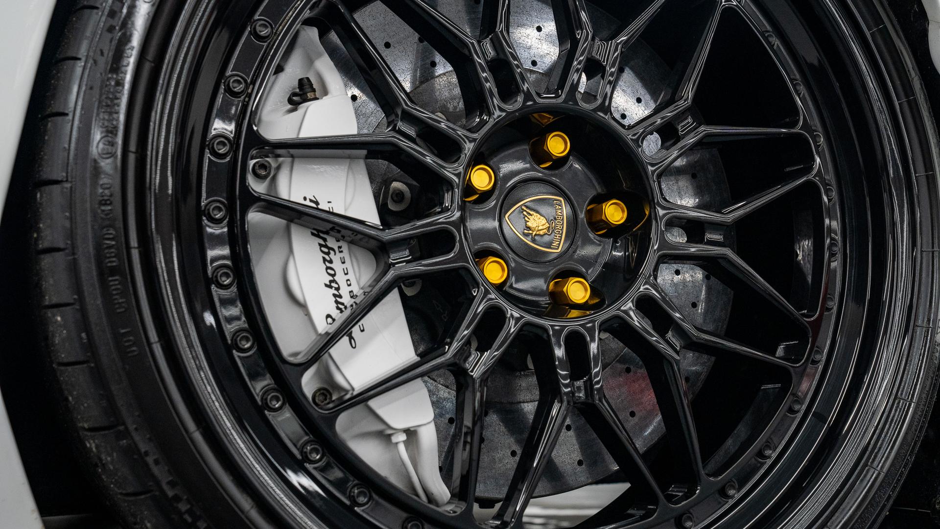 LAMBORGHINI Aventador Photo 758e4f41-ed98-4cba-adde-ee9fa70860cf.jpg