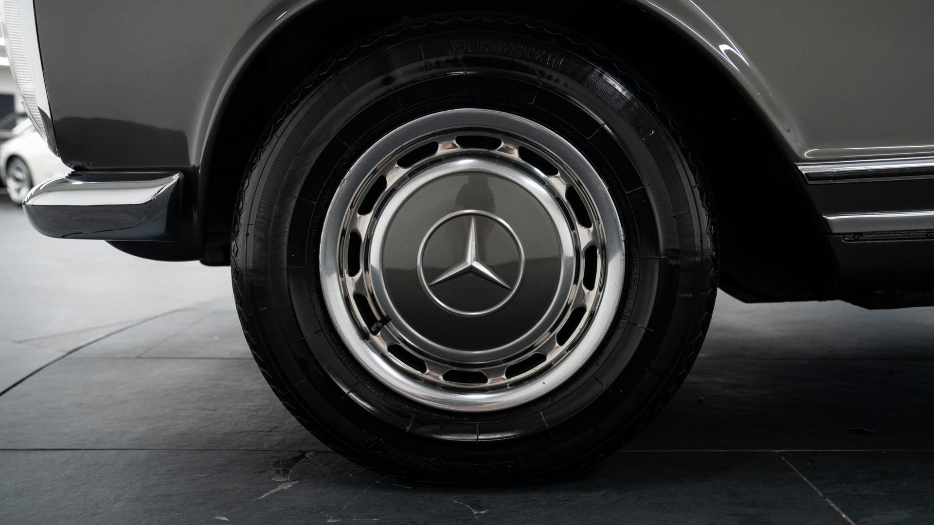 Mercedes-Benz 280 SL Photo 7592716f-66ec-44f7-8472-e6c864572dbc.jpg