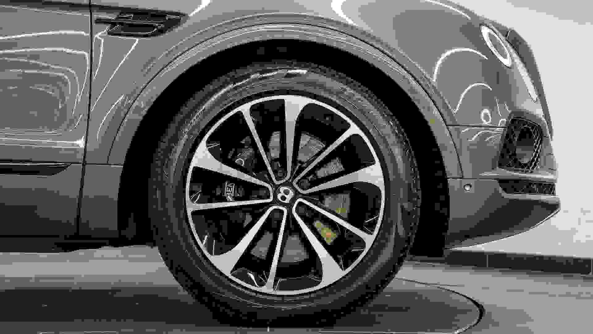 Bentley Bentayga V8 Photo 75bc82d4-92aa-4222-ac69-970f0f3f6f50.jpg