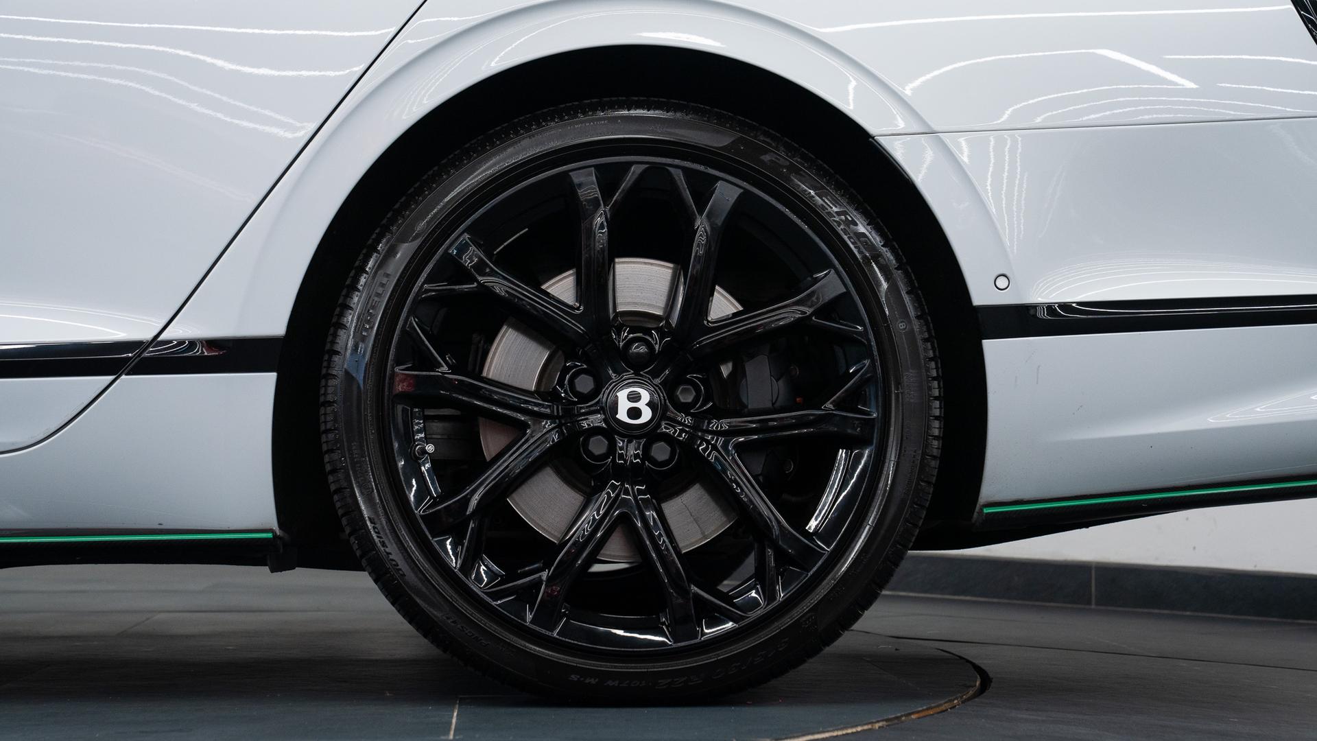 Bentley Flying Spur Photo 75c7e085-d8aa-4e40-aa43-7f6b022ceb57.jpg