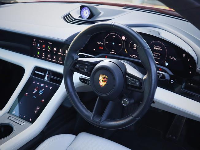 PORSCHE Taycan Photo 16