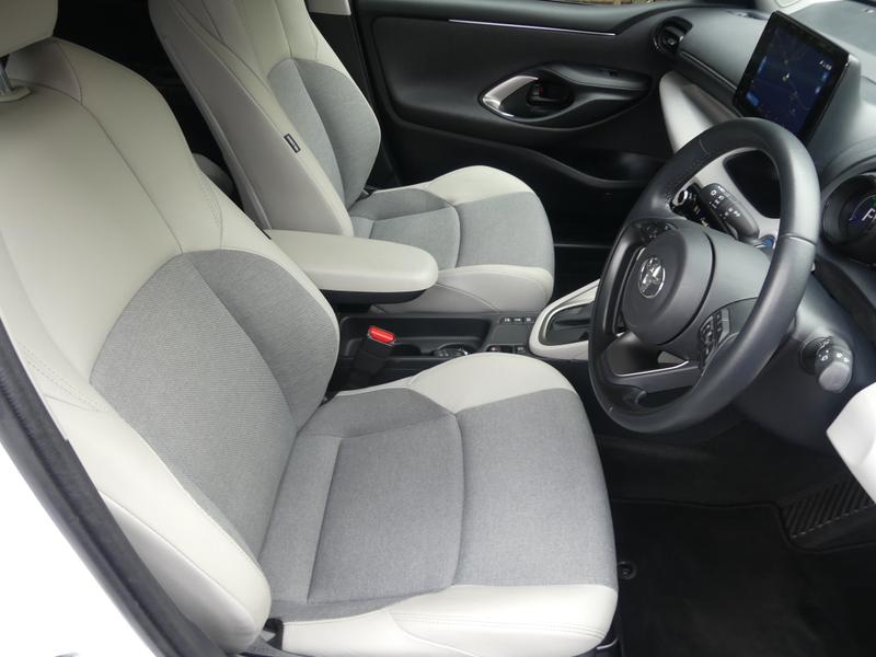 Toyota Yaris Photo 7640ee67-48ad-4cd8-a0e6-b65b7d201977.jpg