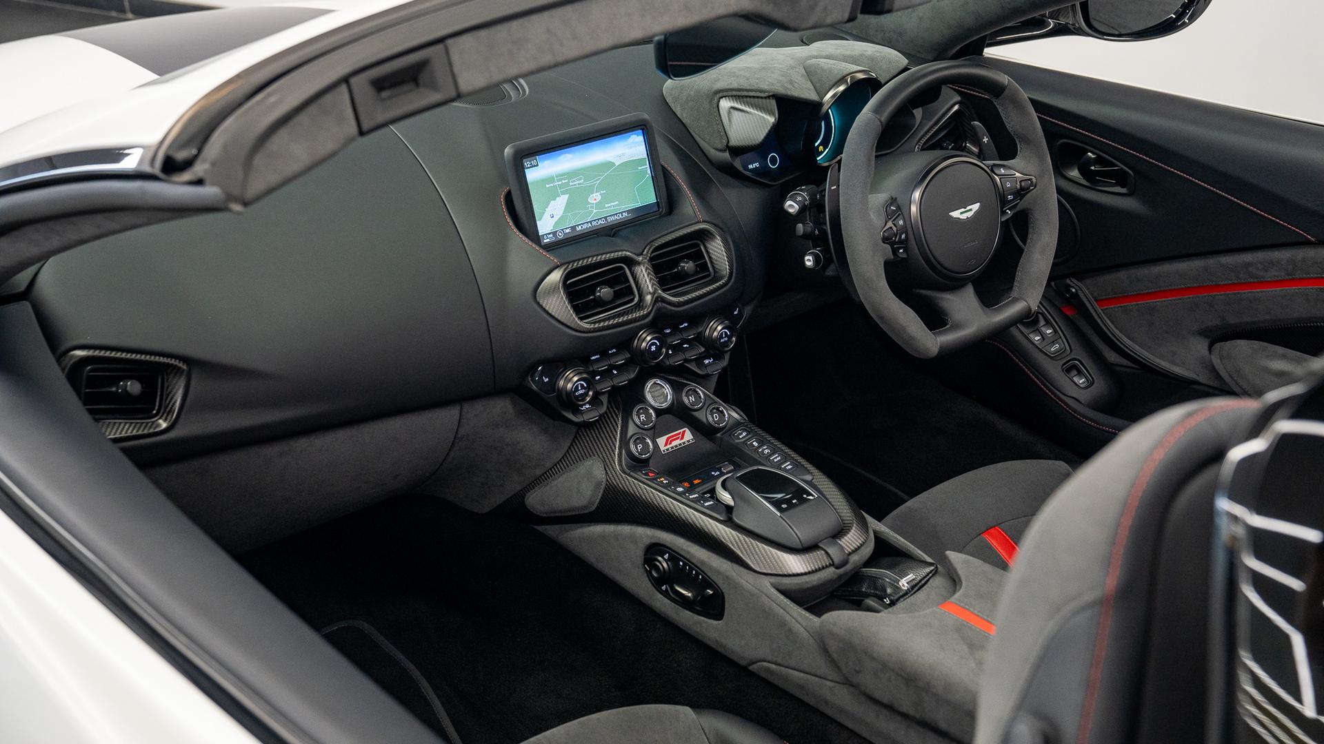 Aston Martin Vantage Photo 76a1513b-d013-44c9-9b6e-27bdd900b329.jpg