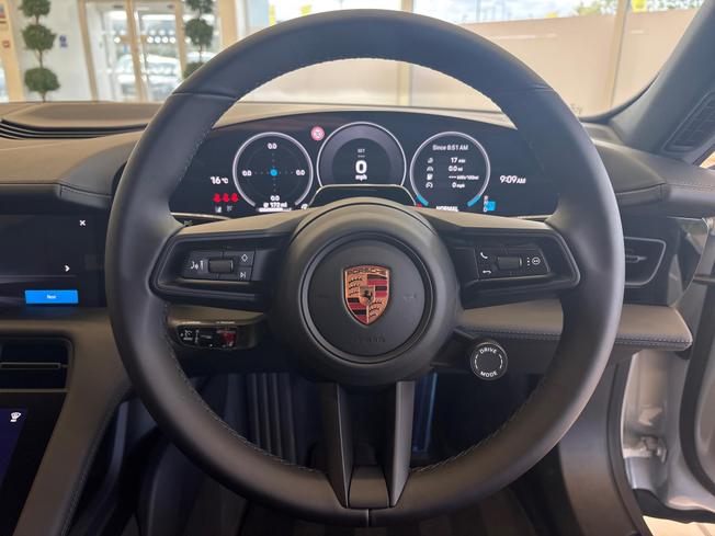 PORSCHE Taycan Photo 17