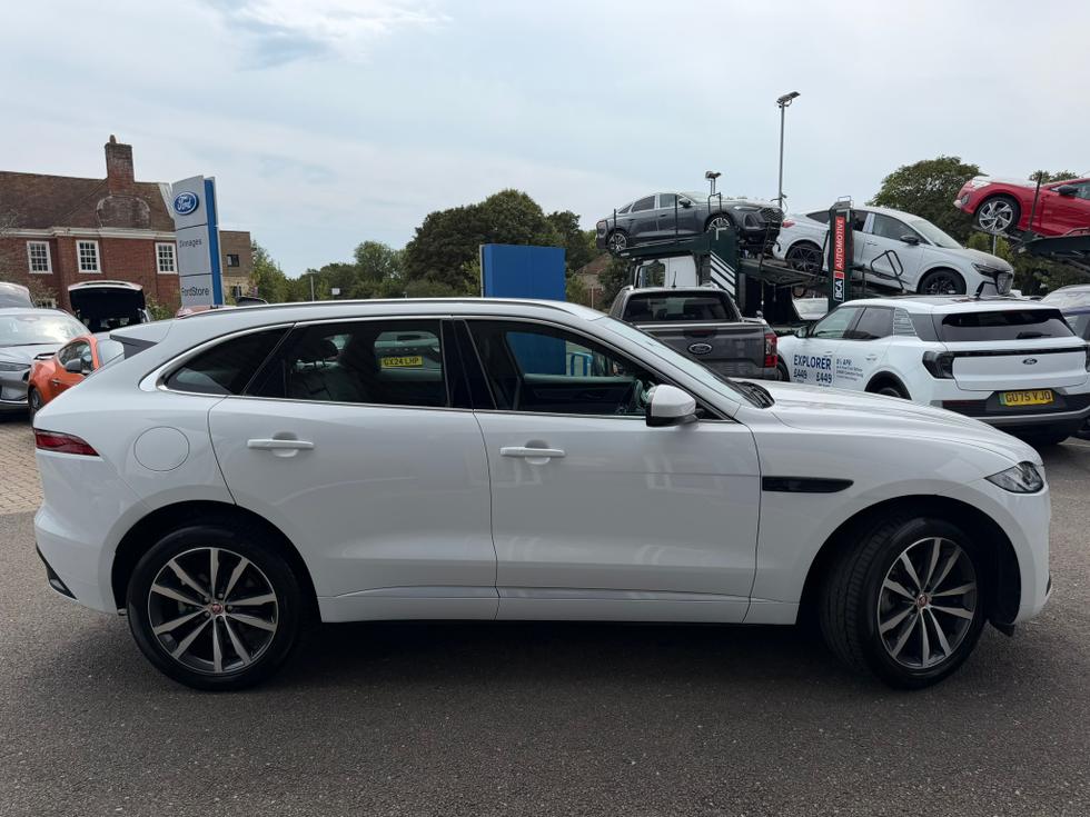 Jaguar F-PACE Photo 76c1093c-cf76-4e32-8623-f5fe4f5bff02.JPEG