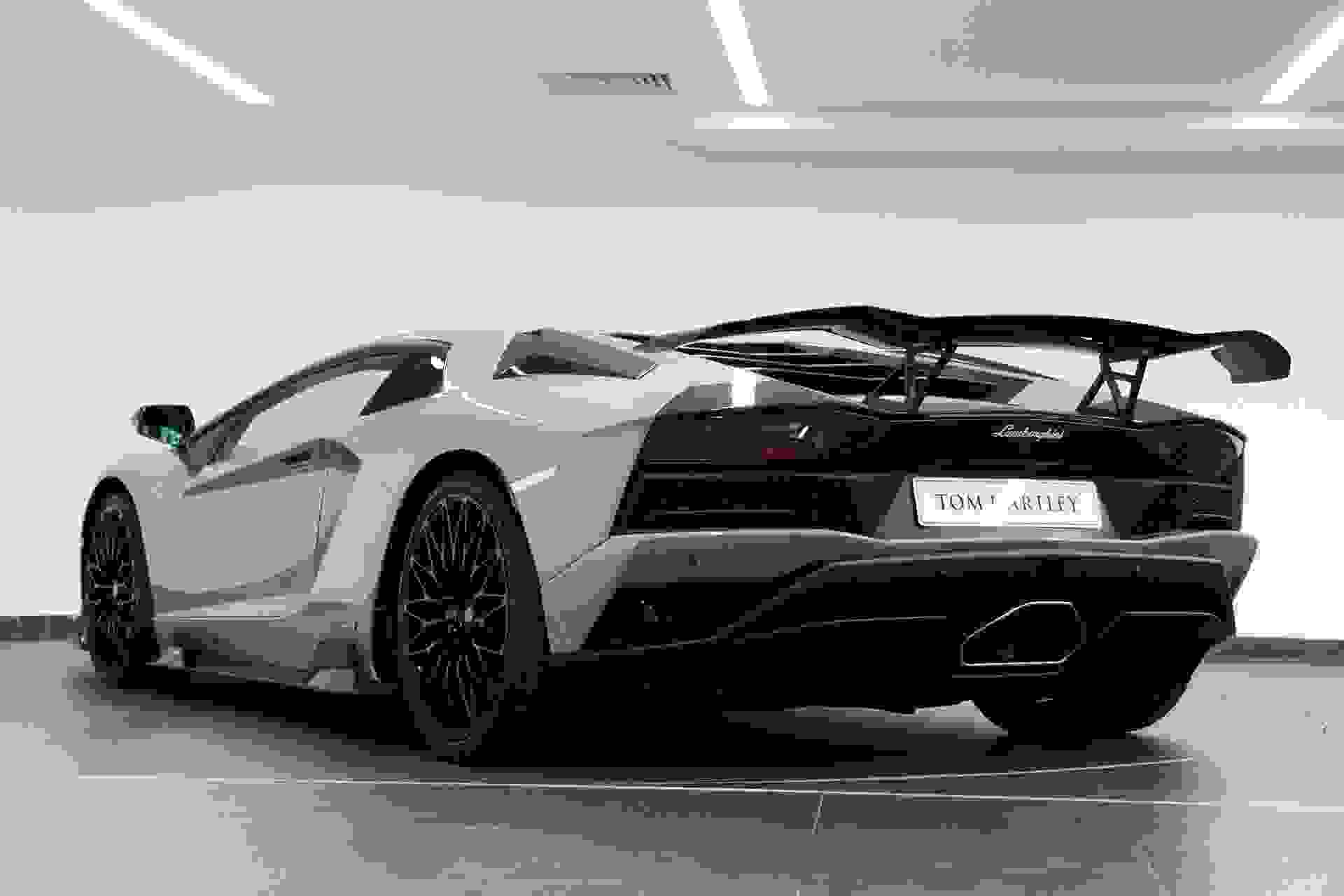 Lamborghini AVENTADOR S Photo 76d282dc-6632-44dd-86ed-0e0f453f83c4.jpg