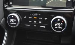Jaguar E-PACE Photo 23