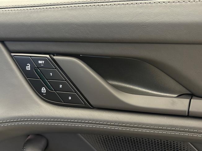 PORSCHE Taycan Photo 48